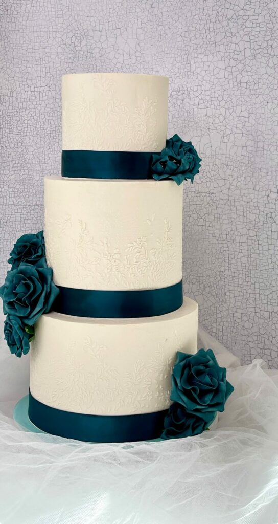 #tealweddingcake #elegantweddingcake #whiteandtealcake