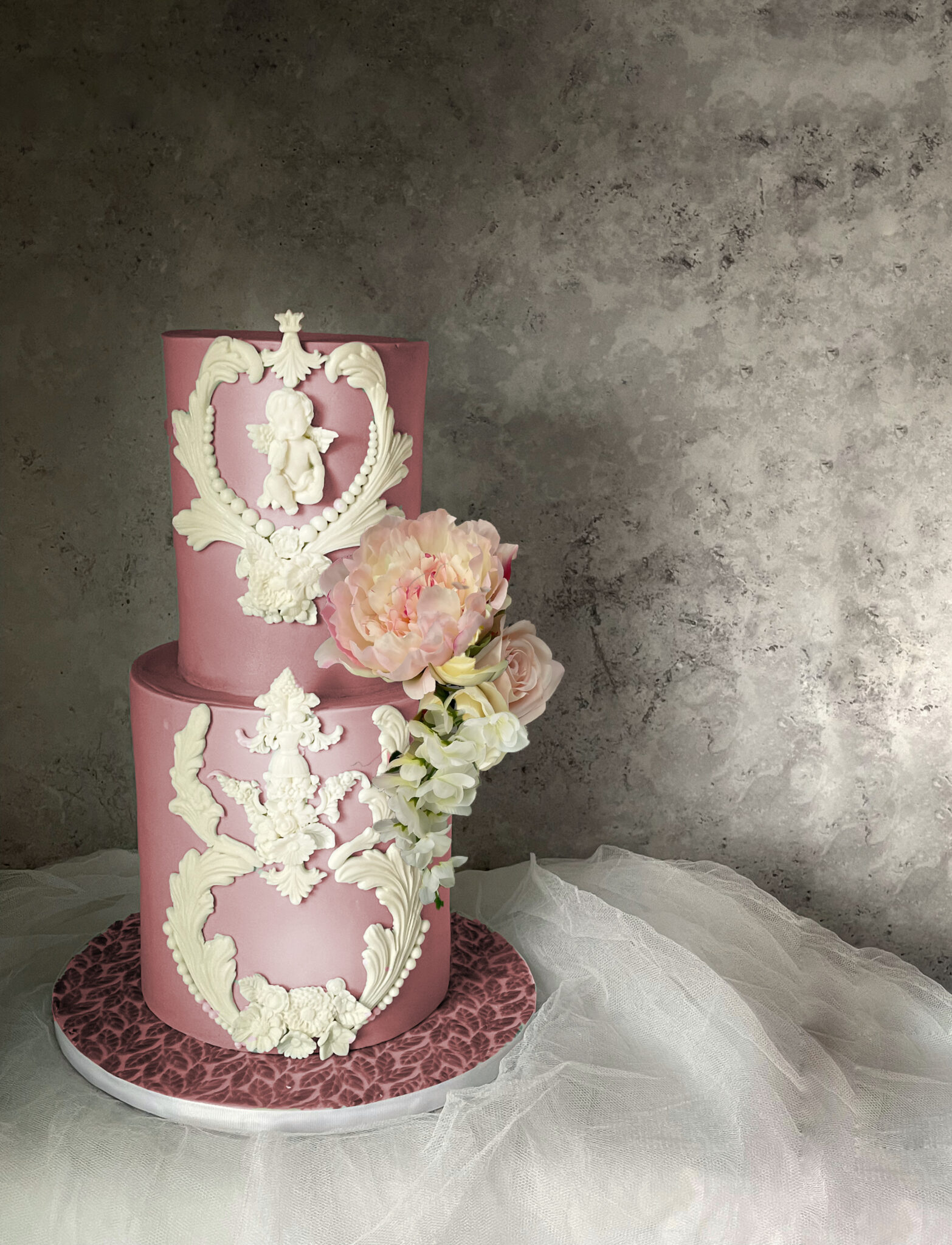 2-tier Baroque Pink cake with flowers