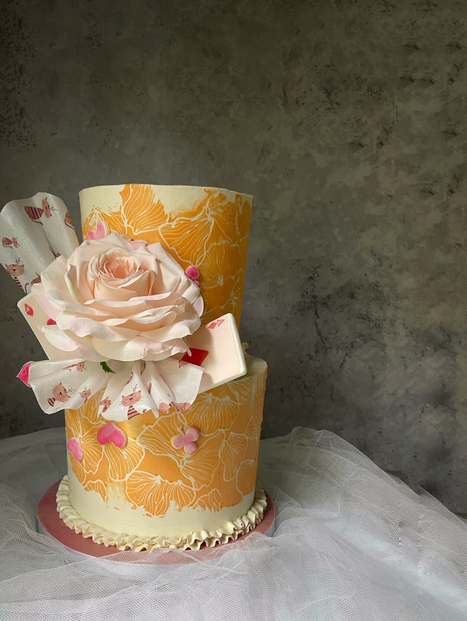 Feminine 2-tier cake with stencil